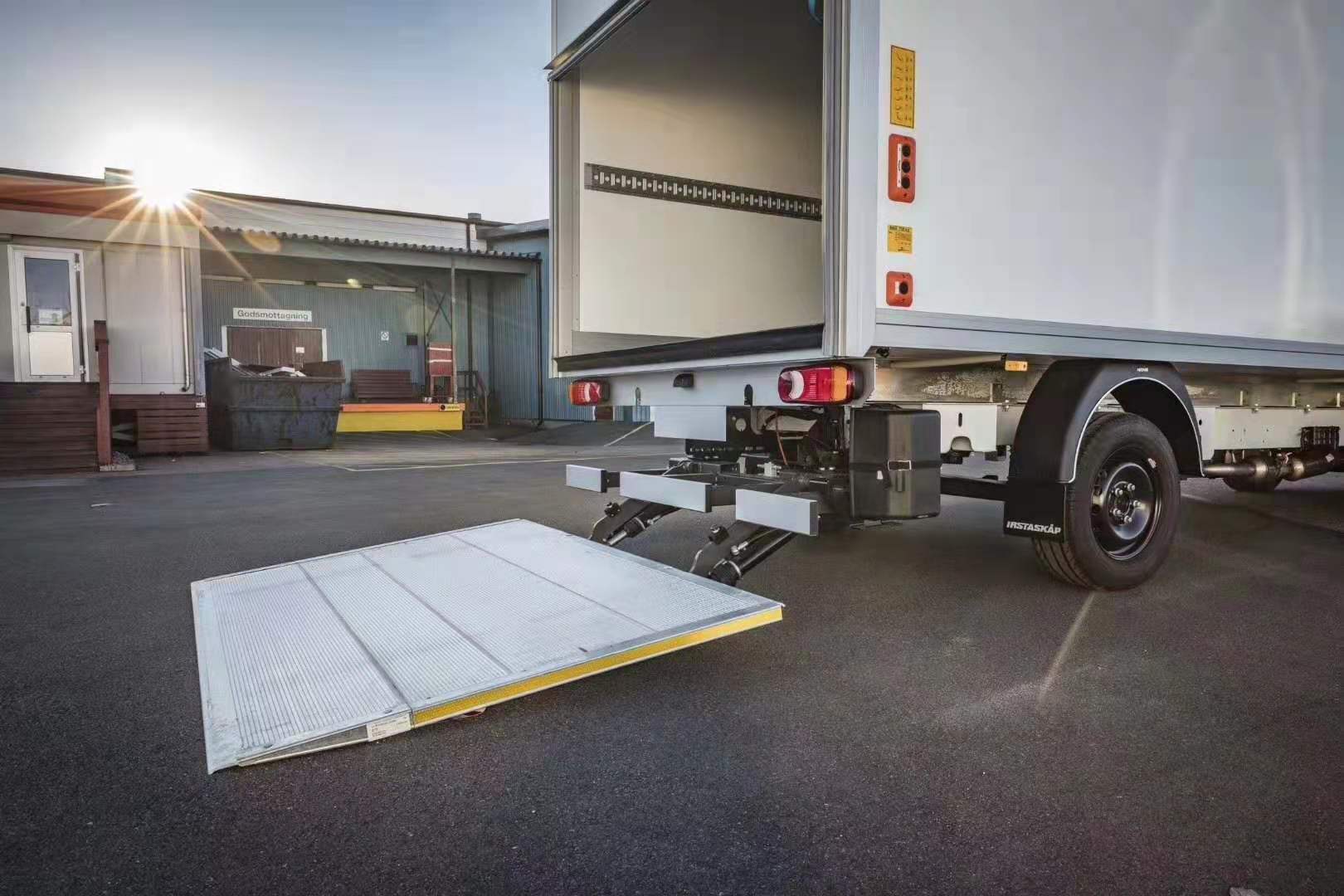 滑動折(shé)疊式汽(qi)車尾闆(pan)