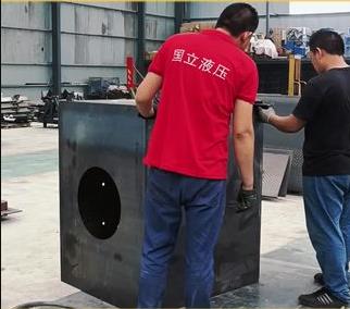 大型(xing)液壓站 國立液(yè)壓，為機械企業(yè)提供動