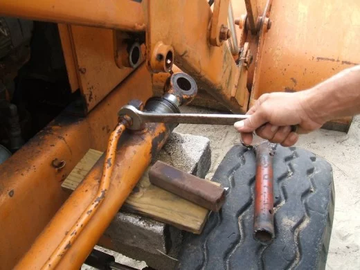 裝載機活塞(sai)杆的拆卸步驟(zhou)釋放壓力圖