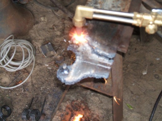 裝載機活(huó)塞杆的拆卸步(bu)驟制作擰開壓(ya)蓋的工具圖